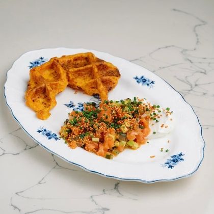 Тартар из лосося с морковной вафлей