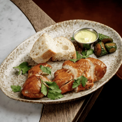 Цыпленок с битыми огурцами и соусом из хрена