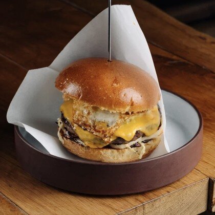 Бургер Техас с горгонзолой и жареным яйцом