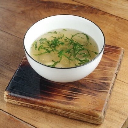 Куриный бульон с фрикадельками и перепелиным яйцом