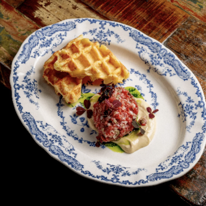 Тартар из говядины с картофельной вафлей