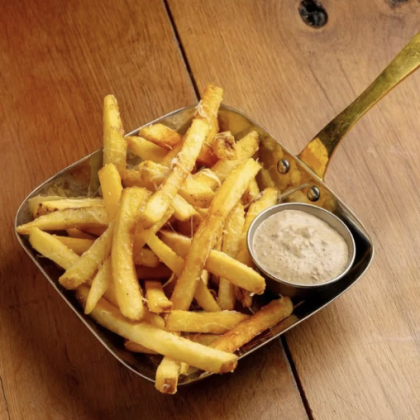 Картофель фри с трюфельным соусом и пармезаном