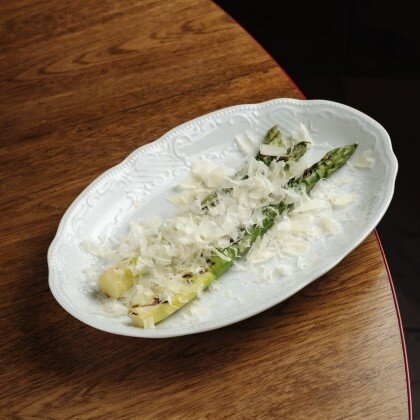 Спаржа на гриле с пармезаном