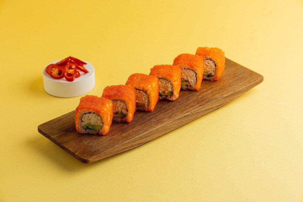 Ролл Калифорния с камчатским крабом спайси