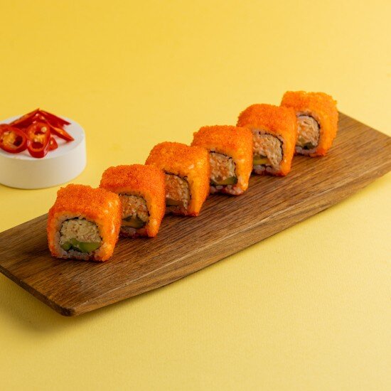 Ролл Калифорния с камчатским крабом спайси