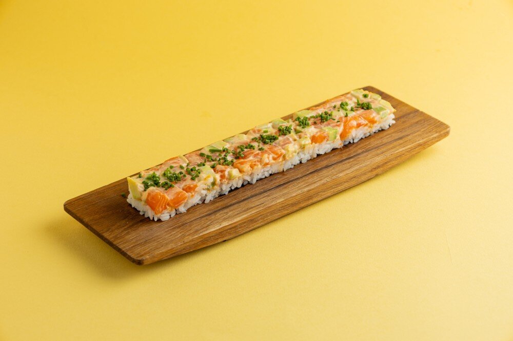 Осидзуси с лососем и авокадо в спайси соусе