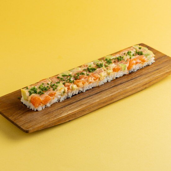 Осидзуси с лососем и авокадо в спайси соусе