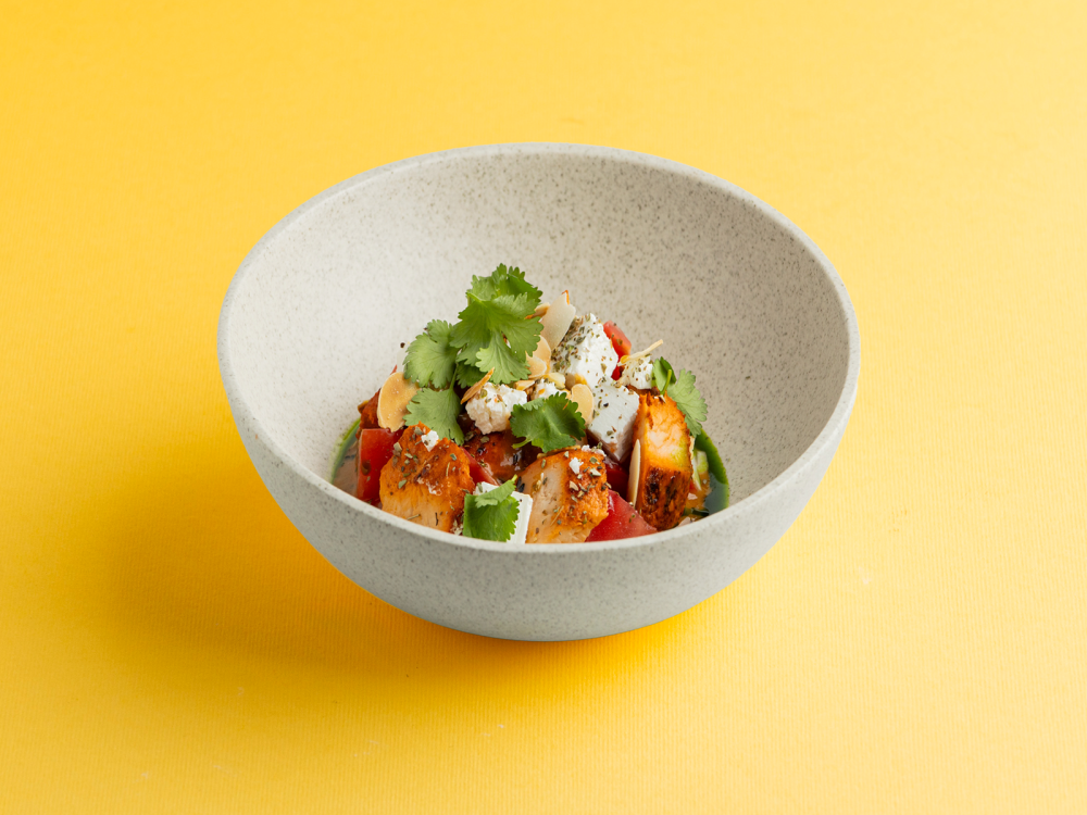 Салат с сезонными томатами, филе цыпленка и сыром фета