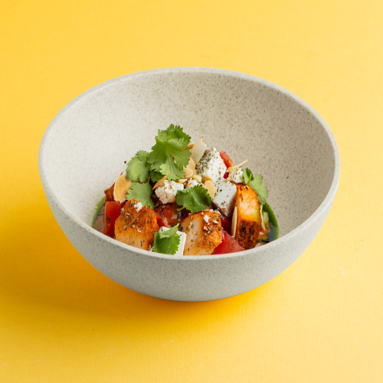 Салат с сезонными томатами, филе цыпленка и сыром фета