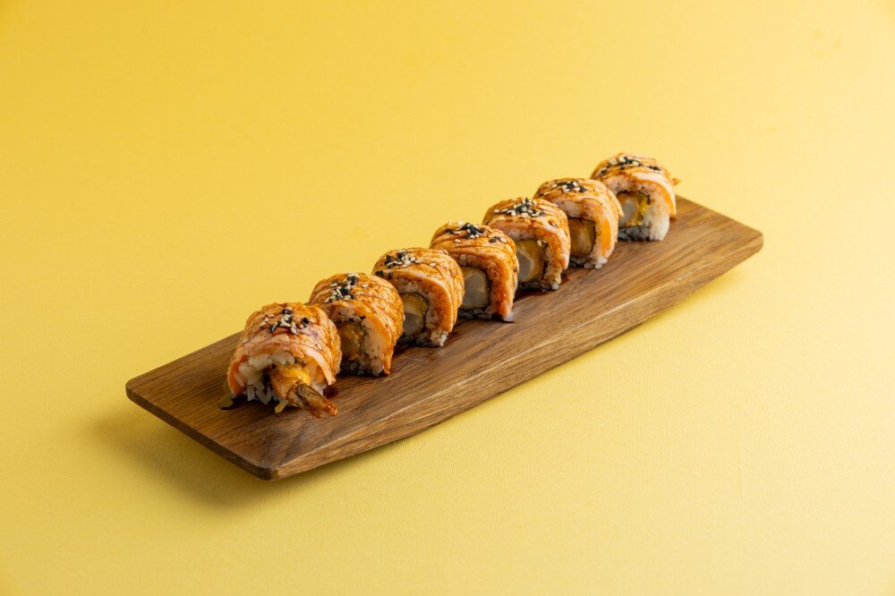 Ролл опаленный с лососем и креветкой в темпуре