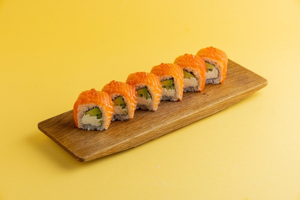 Филадельфия с икрой и авокадо