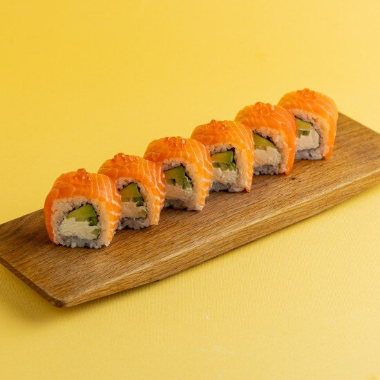 Филадельфия с икрой и авокадо