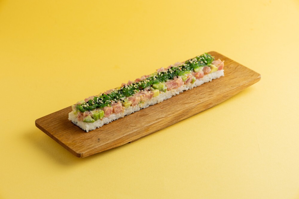 Осидзуси с тунцом и авокадо в ореховом соусе