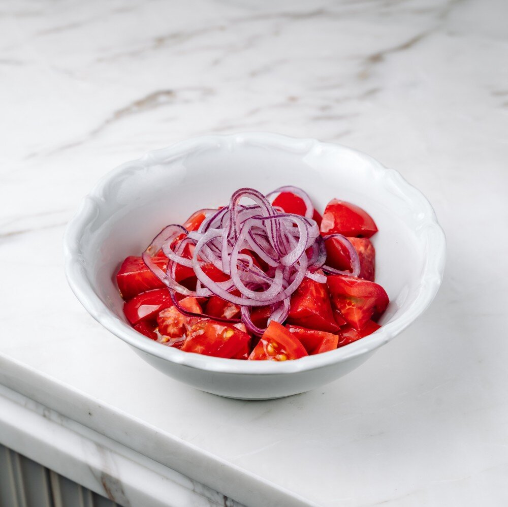 Сладкие томаты с красным луком