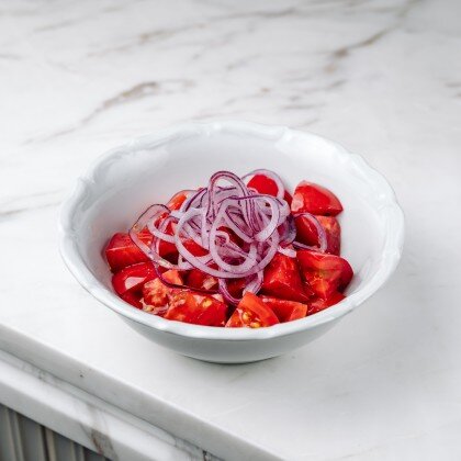 Сладкие томаты с красным луком