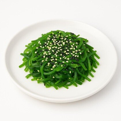 Салат с чукой и ореховым соусом