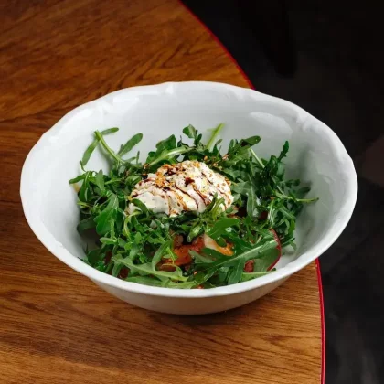 Рукола с креветками и страчателлой