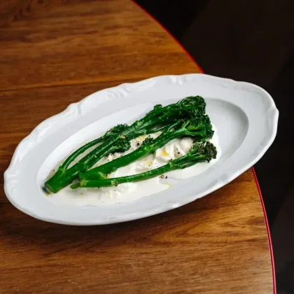 Брокколини на гриле со страчателлой