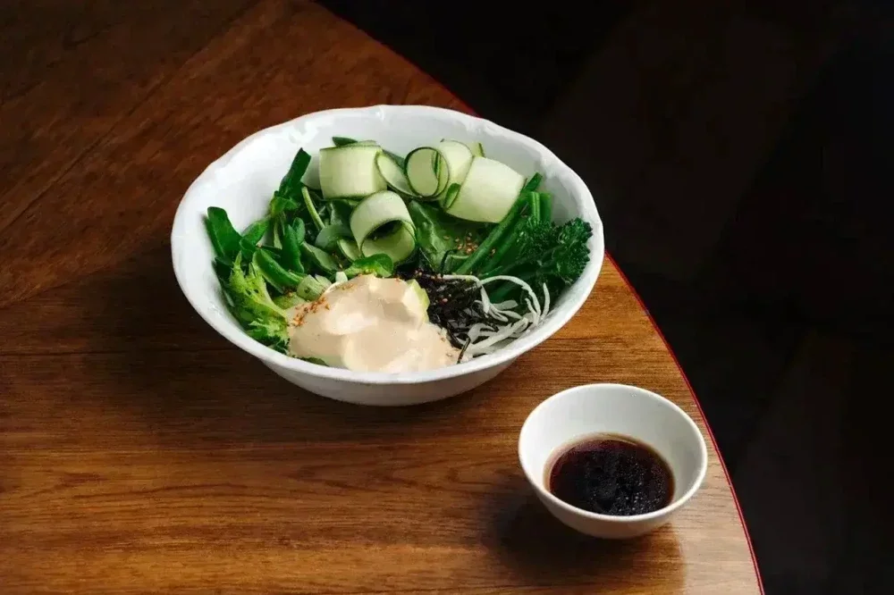 Зеленый салат с ореховой заправкой