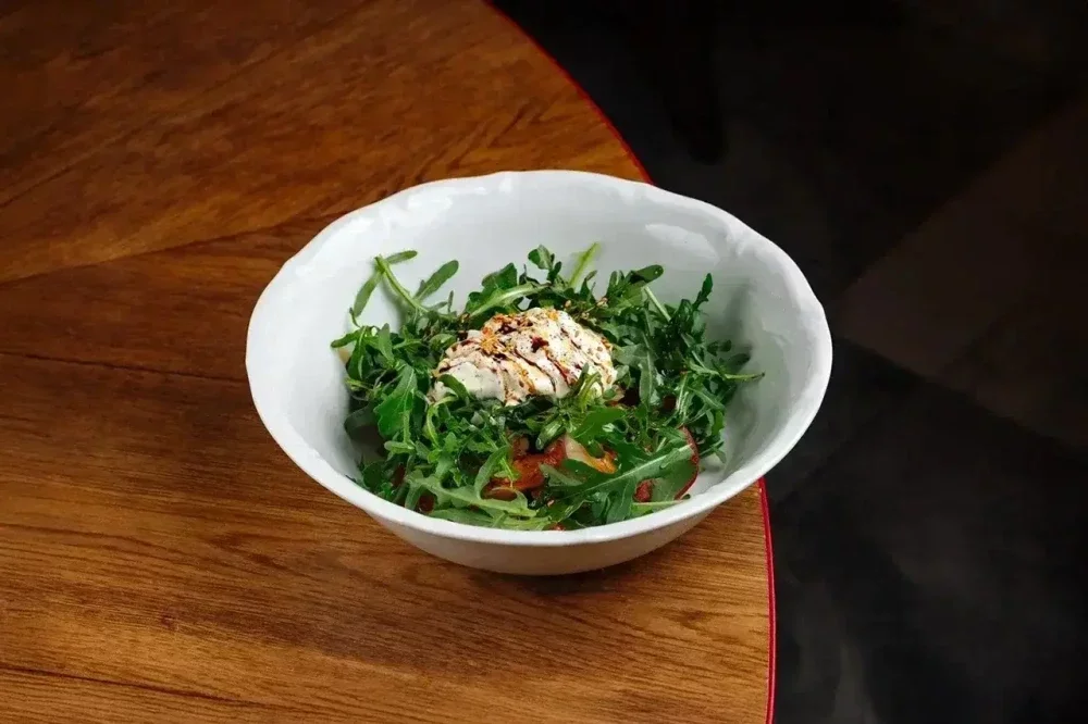 Руккола с креветками и страчателлой