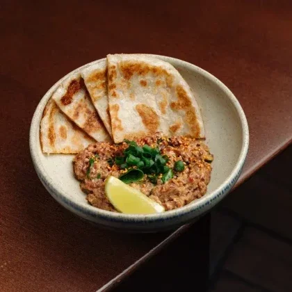 Тартар из говядины, карри, роти