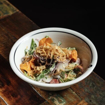 Салат с баварскими колбасками