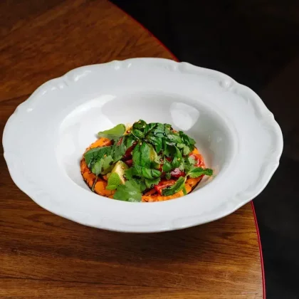 Салат с томатами, авокадо и муссом из печеного перца