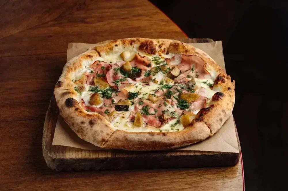 Пицца с белыми грибами и томбовским окороком