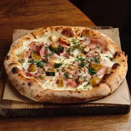 Пицца с белыми грибами и томбовским окороком