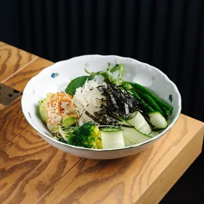 Зеленый салат с ореховой заправкой