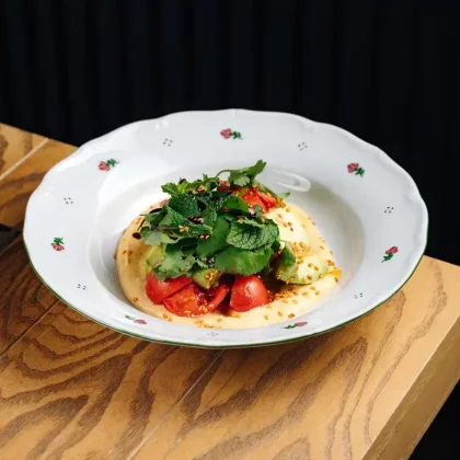 Салат с томатами, авокадо и муссом из печеных перцев