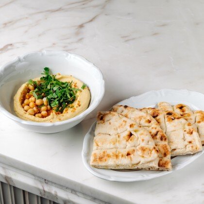 Хумус с лепешкой из печи