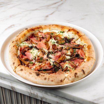 Пицца с белыми грибами и ветчиной