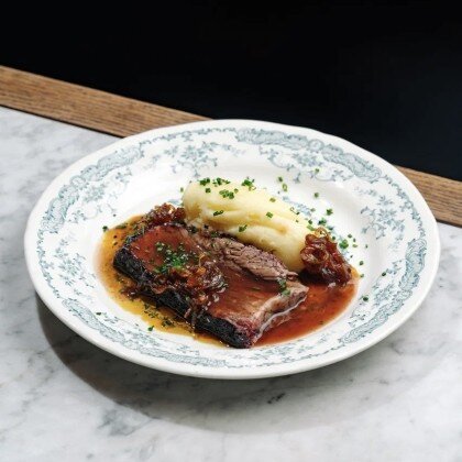 Брискет с винно-можжевеловым соусом