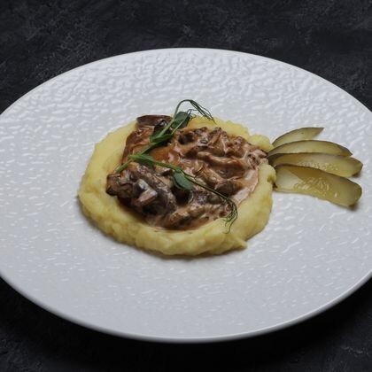 Бефстроганов с картофельным пюре