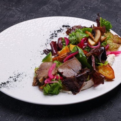 Салат с обжаренным языком