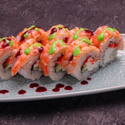 Ролл с креветкой и клубничной пудрой