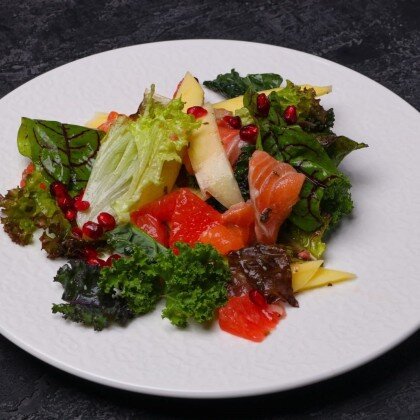 Салат с лососем и манго