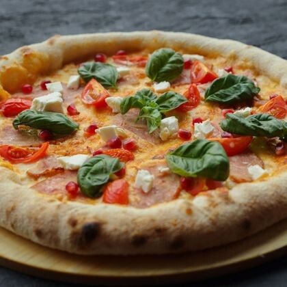 С ветчиной и гранатом пицца