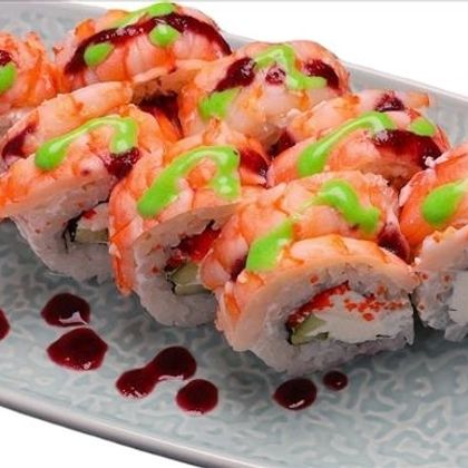 Ролл с креветкой и клубничной пудрой