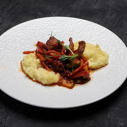 Свинина с овощами и картофельным пюре