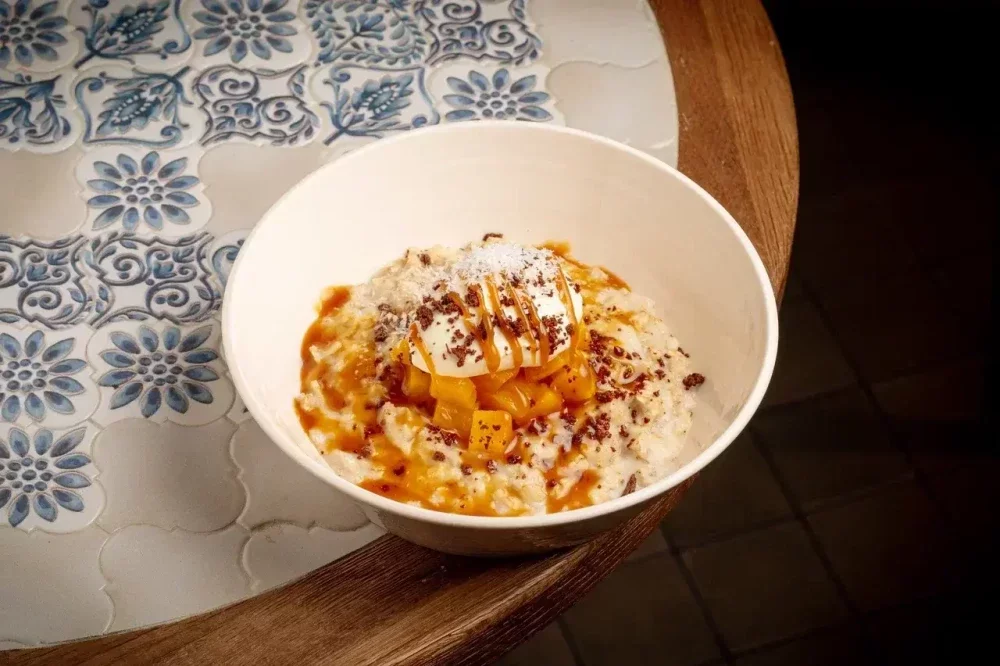 Овсяная на кокосовом молоке с персиками, ганаш из белого шоколада