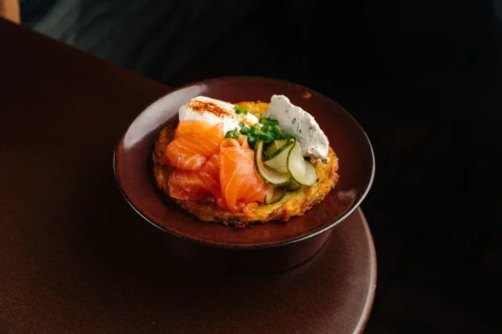 Драник с лососем и яйцом пашот