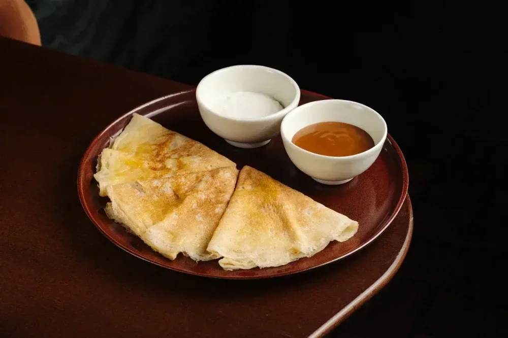 Блины со сметаной и вареной сгущенкой