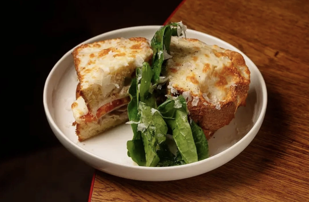 Бриошь с ветчиной, моцареллой, томатами и соусом "Тоннато"