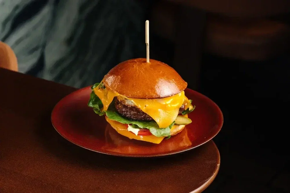 Бургер с говядиной, глазунья