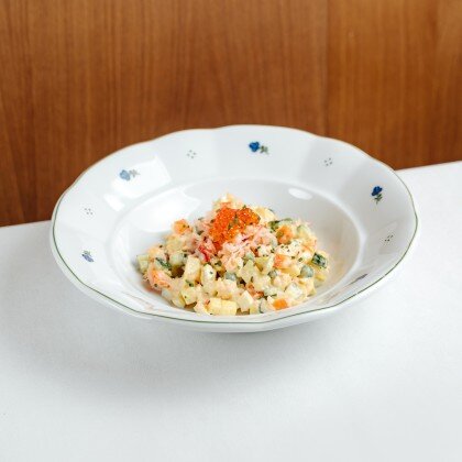 Оливье с крабом и красной икрой