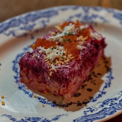 Сельдь под шубой с копчёным лососем и красной икрой