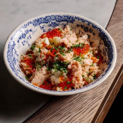 Оливье с копчёным лососем и красной икрой