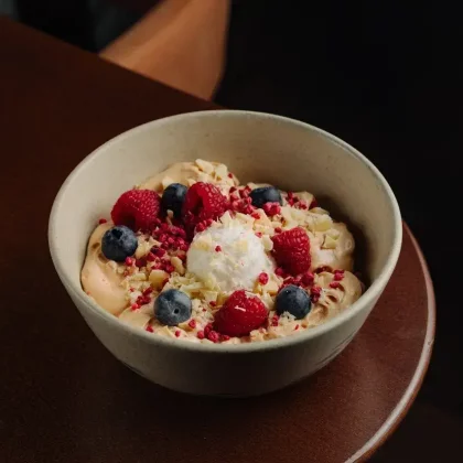 Мусс из вареной сгущенки, пломбир, малина